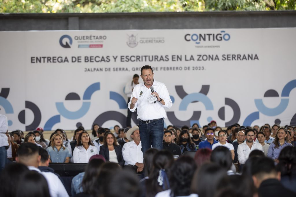 Gobernador entrega becas y escrituras a habitantes de la Sierra Gorda