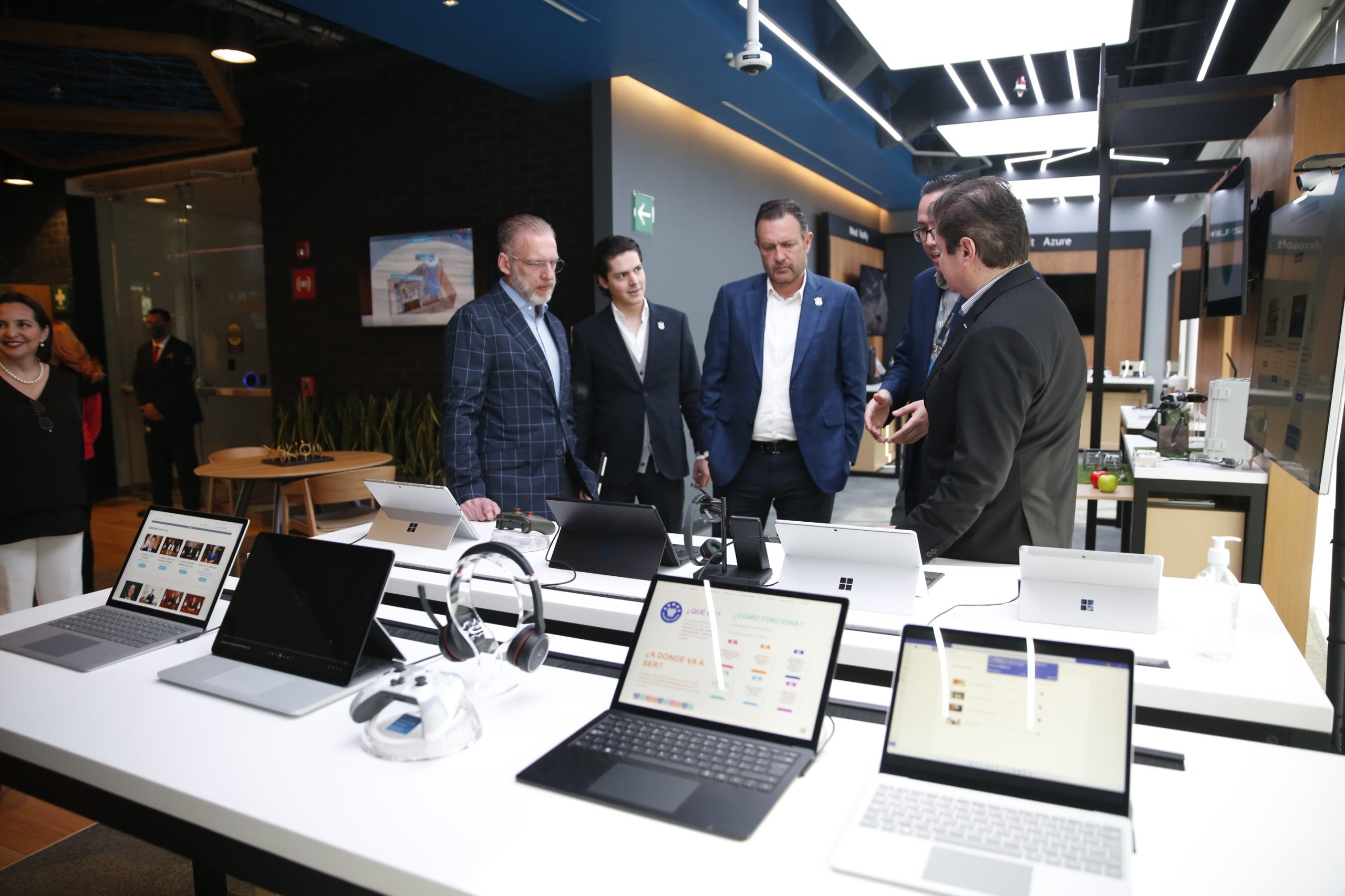 Gobernador visita oficinas de Microsoft México