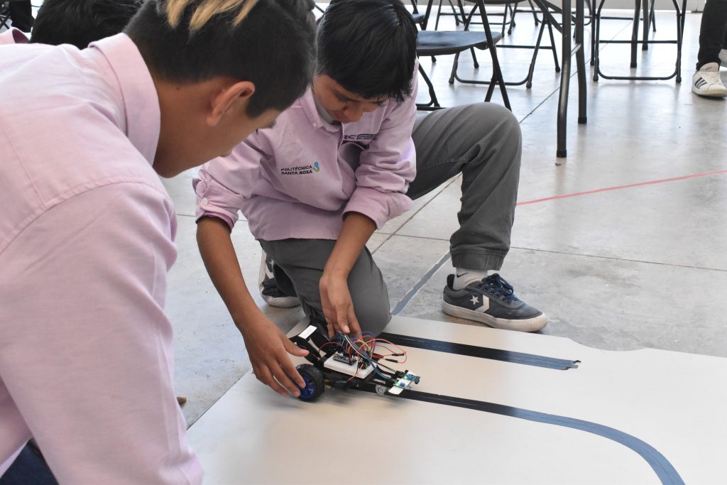Racetrack, torneo de robótica computacional en la UPSRJ