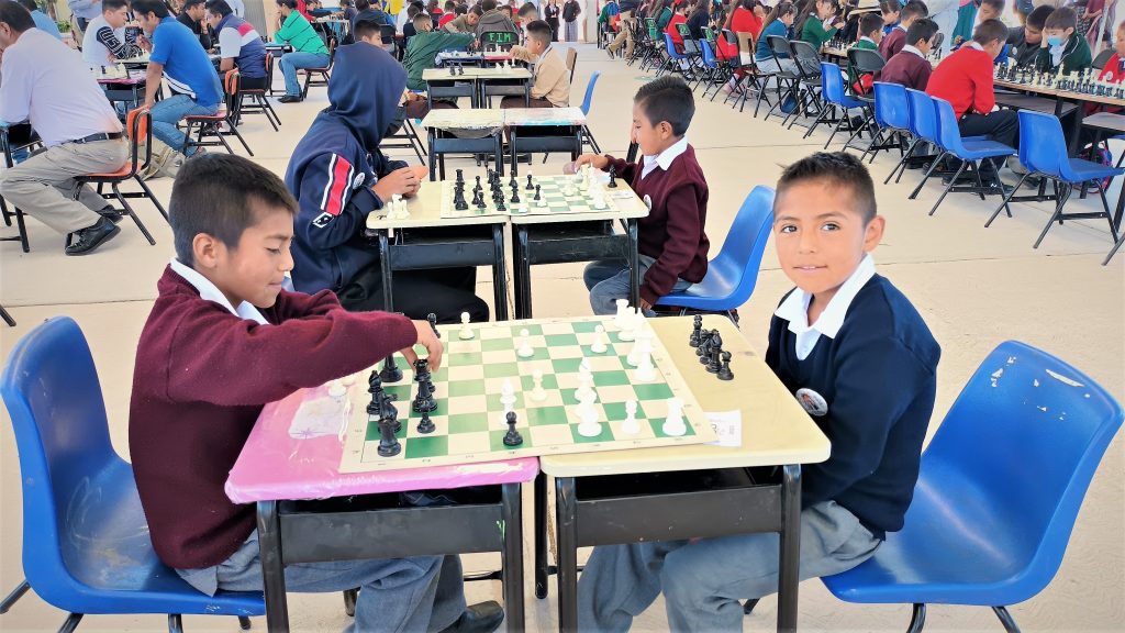 Practican ajedrez estudiantes indígenas