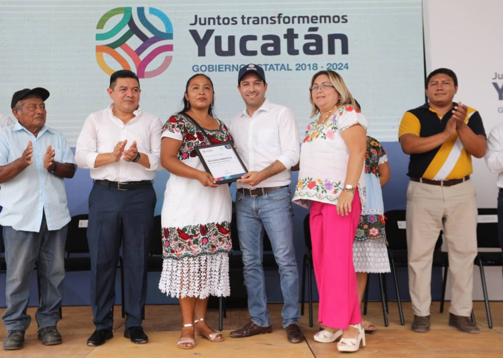 Gobernador entrega apoyos a mujeres indígenas de Yucatán