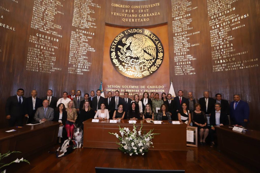 Luis Nava entrega preseas y homenajes póstumos