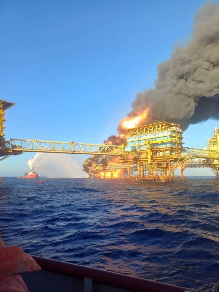 Seis heridos por explosión en Pemex