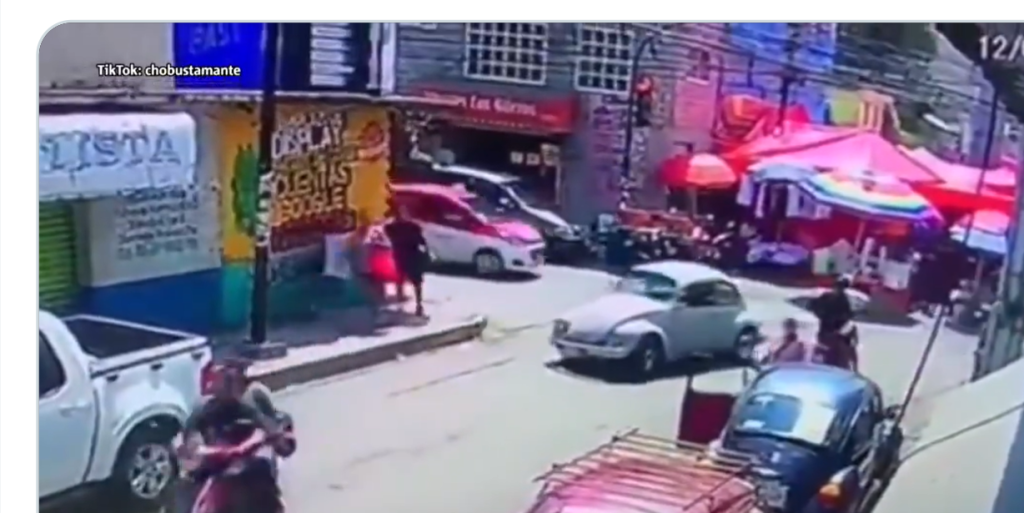 Pierde el control y se mete a tianguis con todo y auto