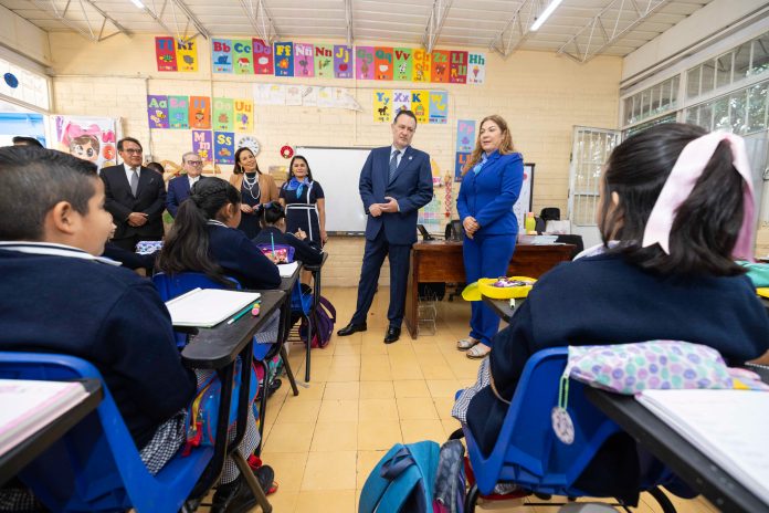 Kuri entrega uniformes escolares