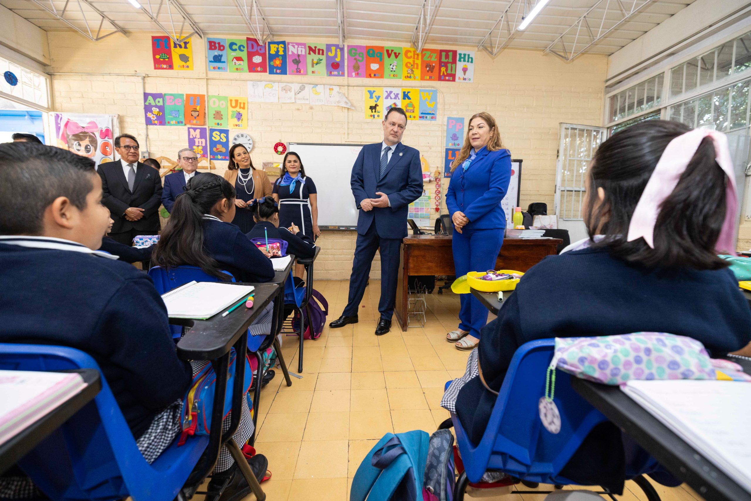 Uniformes deportivos y útiles a estudiantes
