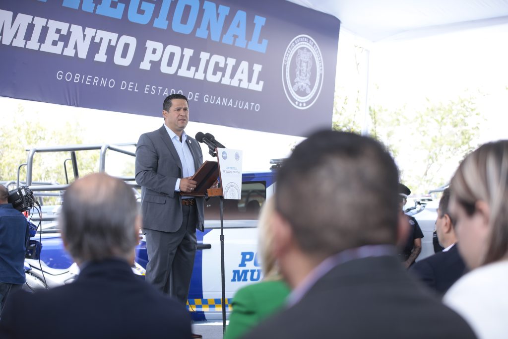 Diego Sinhue entrega equipamiento policial