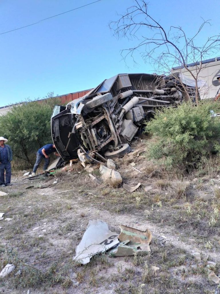 Tren impacta a autobús en el Marqués