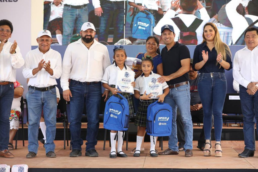 Gobernador entrega útiles escolares a niños yucatecos