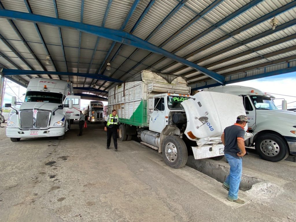 Mantienen operativos en carretera federal 57