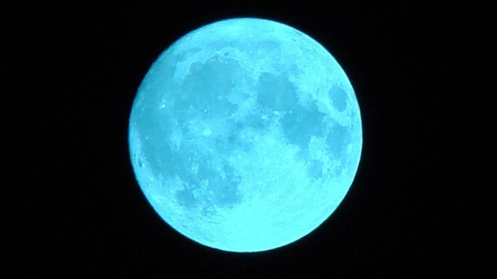 Superluna azul ilumina los cielos nocturnos