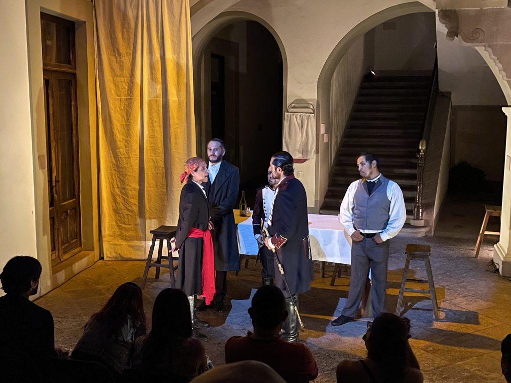 La conspiración vendida, a escena