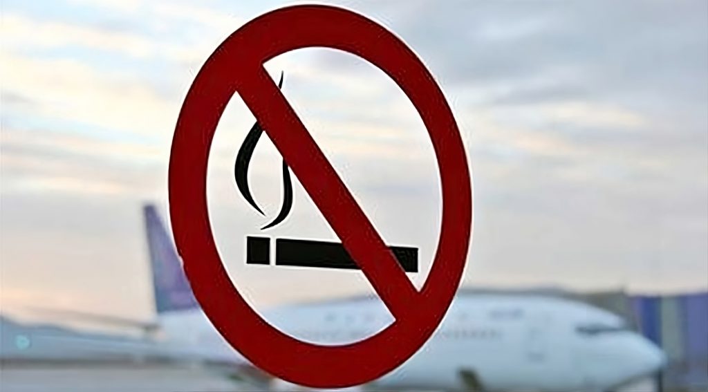 Fumar en un avión provoca multa millonaria