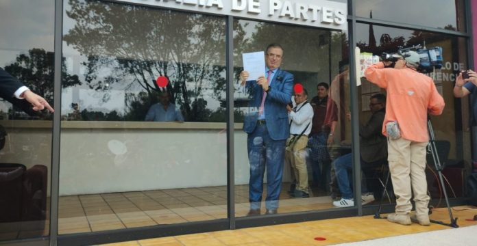 Marcel Ebrard promueve demanda Foto: LatinUs