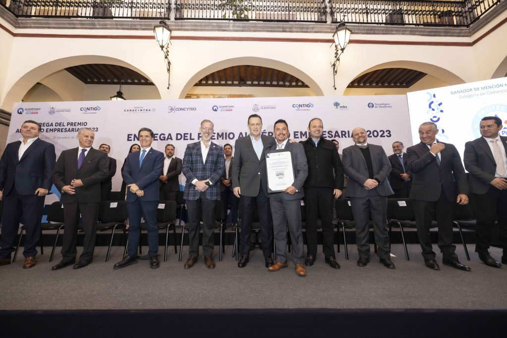 Gobernador entrega Premio al Mérito Empresarial 2023