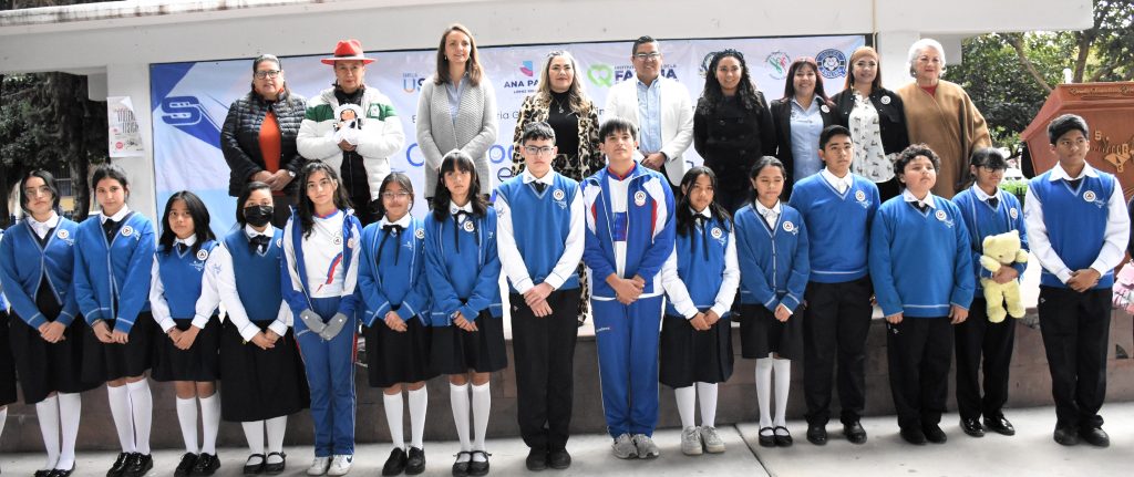 Botones de paz a alumnos queretanos