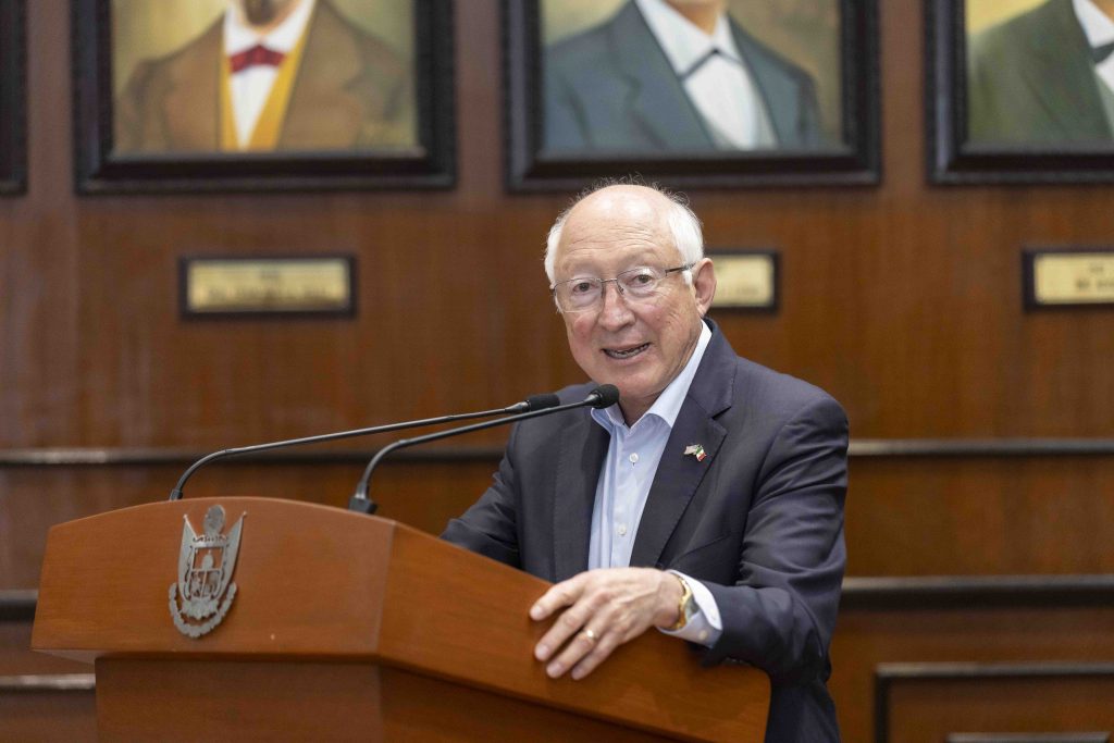 Kenneth Lee Salazar suma esfuerzos con México