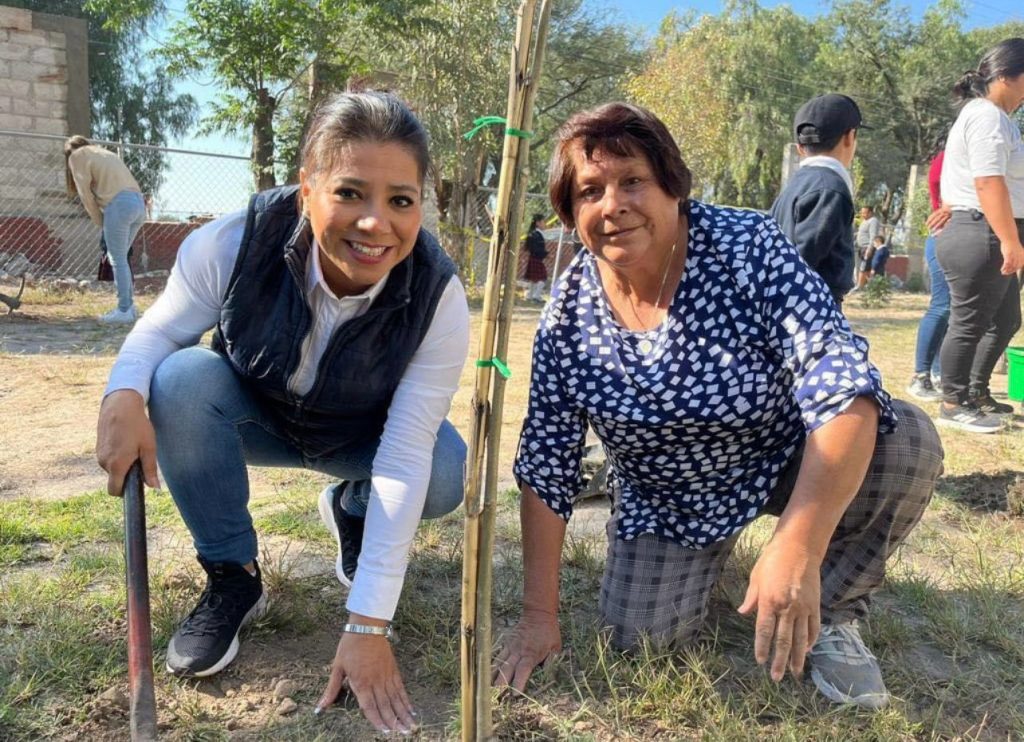 Meche Ponce promete plantar 15 mil árboles en Pedro Escobedo