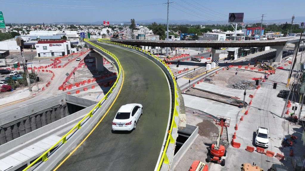 Abren puente superior de Paseo 5 de Febrero en sentido a Tlacote