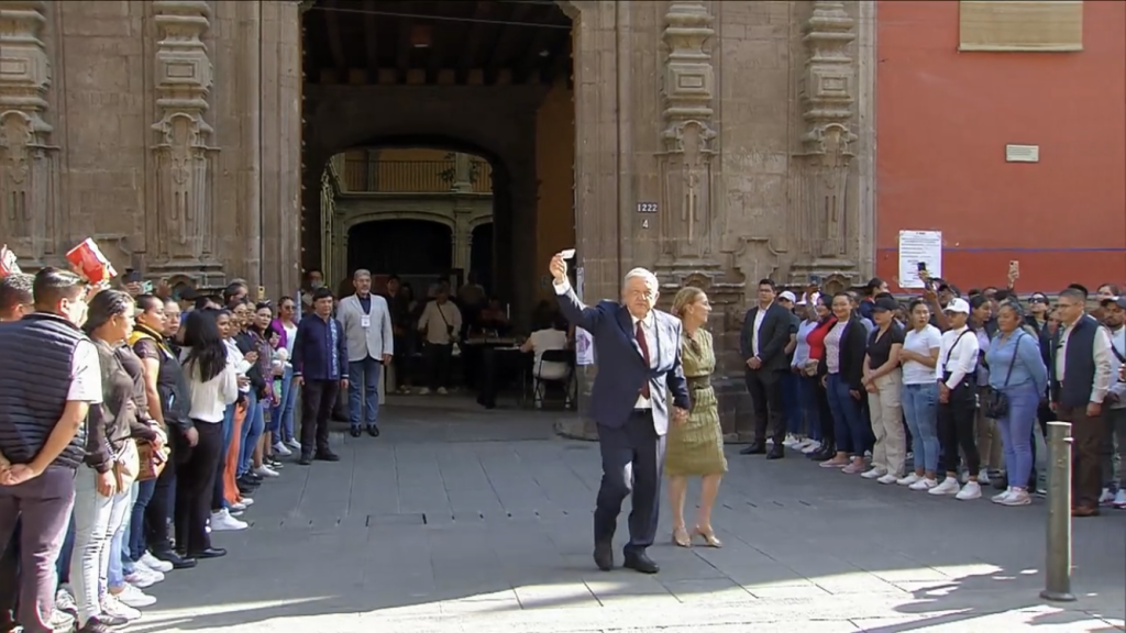 López Obrador vota para renovar Presidencia de México