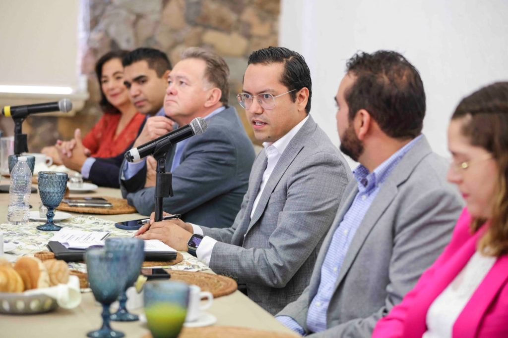 Presenta Chepe Guerrero a Yetsi Beltrán, Carlos Olguín y Gustavo López como integrantes de su gabinete