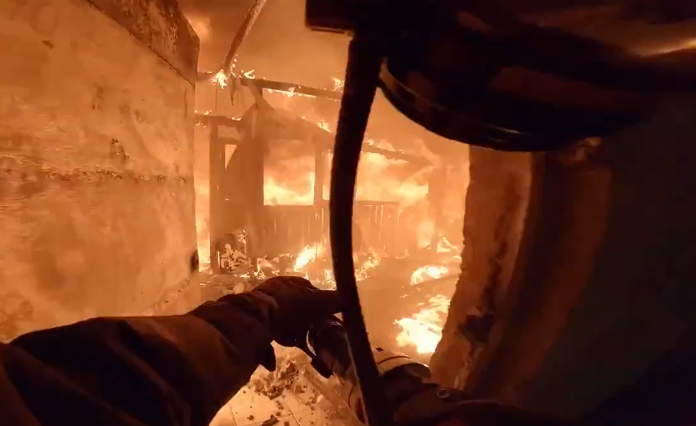 Un bombero graba cómo es meterse a apagar un incendio