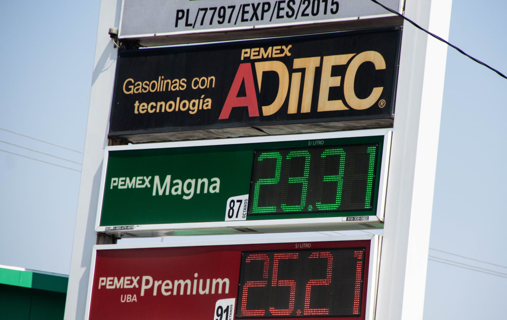 Gasolina cara y empleos perdidos: críticas al gobierno de Morena