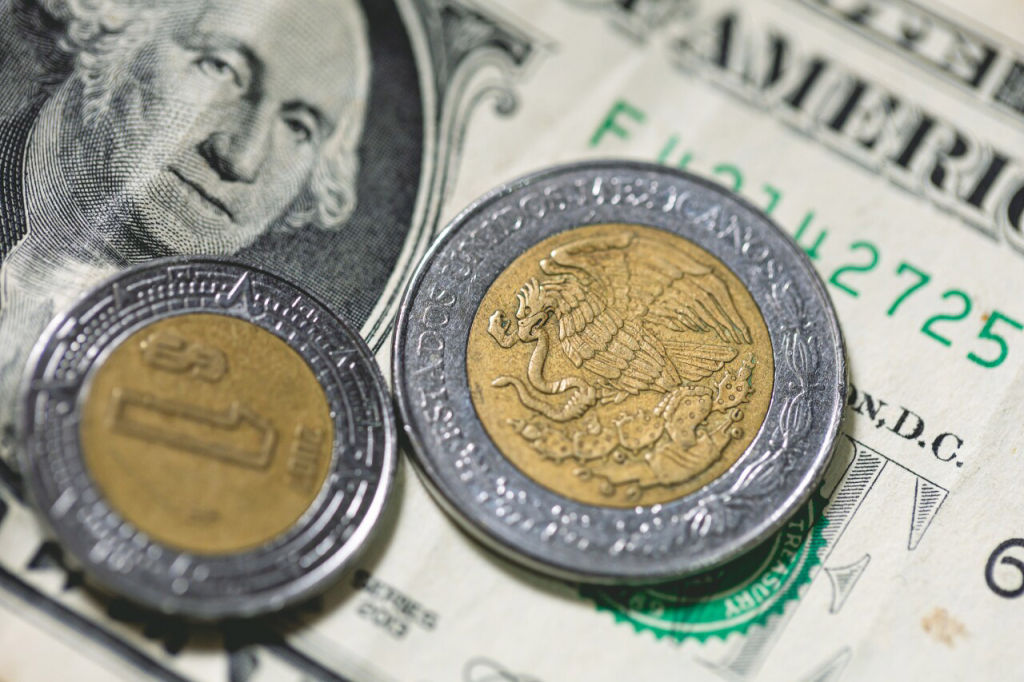 Peso mexicano se dispara tras suspensión de aranceles