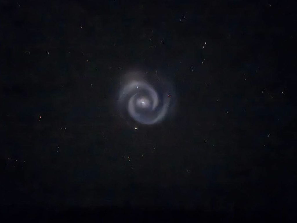 Espiral luminosa sobre Europa fenómeno que cautivó al continente