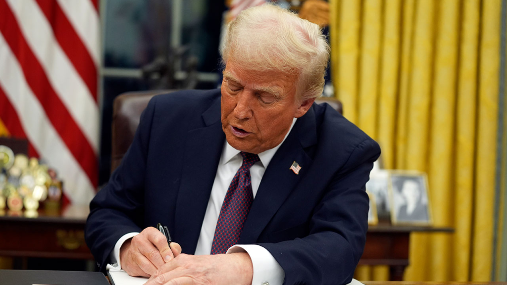 ¡Aranceles del 25%! Trump sacude la industria automotriz