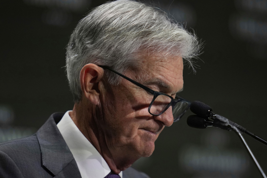 Powell enfrenta destitución y recorte de tasas