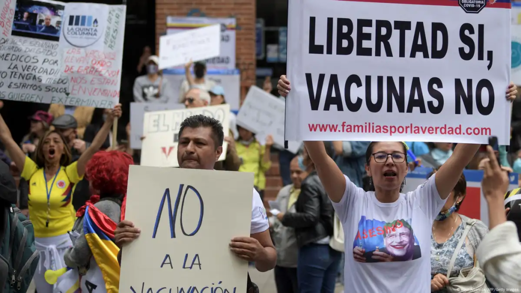 Antivacunas falsifican cartillas y burlan el sistema de salud