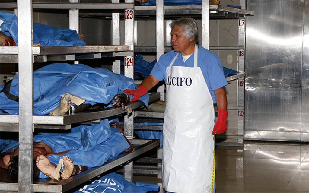 Malos tratos a cadáveres evidencian colapso forense en México