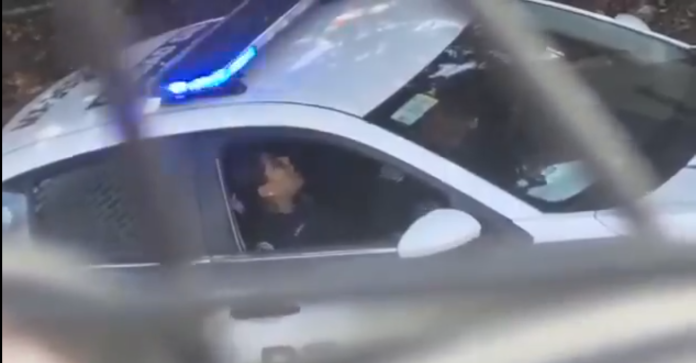video de los policías en la patrulla