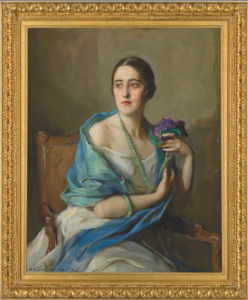 Doña Sofía retratada por el pintor húngaro-británico Philip de László, célebre retratista de la realeza europea¹², cortesia de Christie’s Images Ltd.; El General Hernández Cházaro con Doña Sofía en un evento, imagen cortesia del archivo fotográfico del Instituto Nacional de Historia.