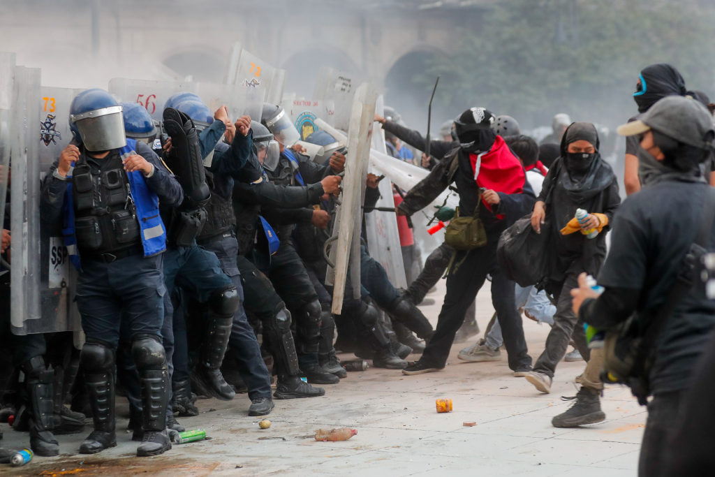 Bloque Negro genera disturbios en marcha del 57 aniversario del 68