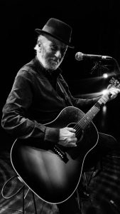Pancho Varona, músico madrileño y colaborador de Joaquín Sabina, con su gira Punto y Seguido