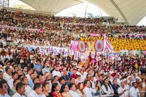 Más de 12 mil personas concentradas en el Auditorio Guelaguetza, el Mandatario estatal destacó junto a la Presidenta Honoraria del Sistema DIF Oaxaca