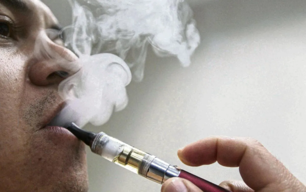 Vapeadores quedan prohibidos por diputados y desatan polémica