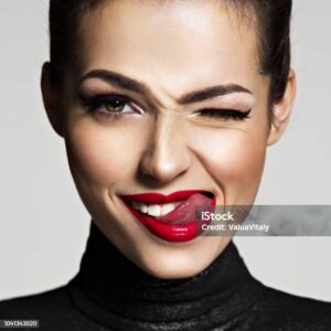 emoji con ‘carita que guiña un ojo'