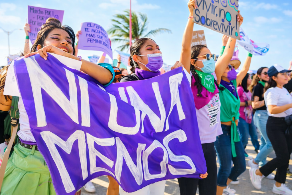 Marcha 8M reúne consignas y frases que retumban en las calles