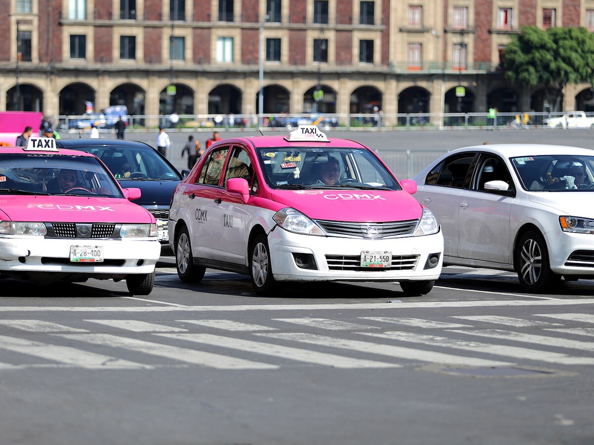 Auto foráneo circulando por Paseo de la Reforma en la CDMX con su pase turístico impreso en el parabrisas.