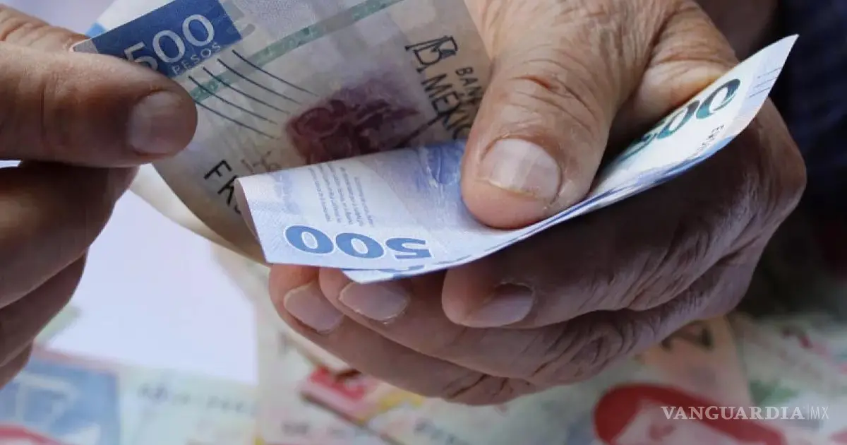 Billetes y monedas mexicanas sobre una mesa, representando el aumento al salario mínimo 2026 en México.