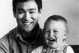 Brandon Lee: ¿cómo fue la trágica muerte del hijo de Bruce Lee en el set de “El cuervo”?