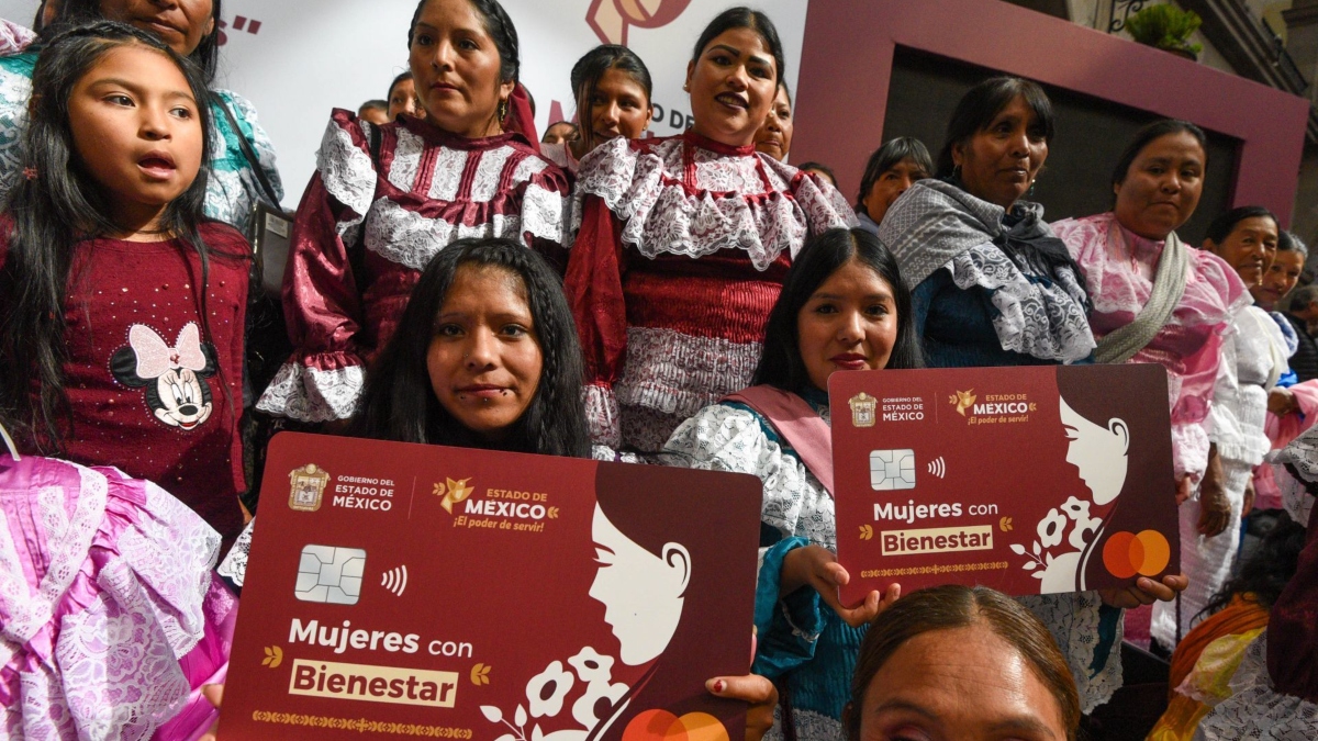 Captura de pantalla de la aplicación Mujeres con Bienestar Edomex mostrando la sección de estatus y movimientos.