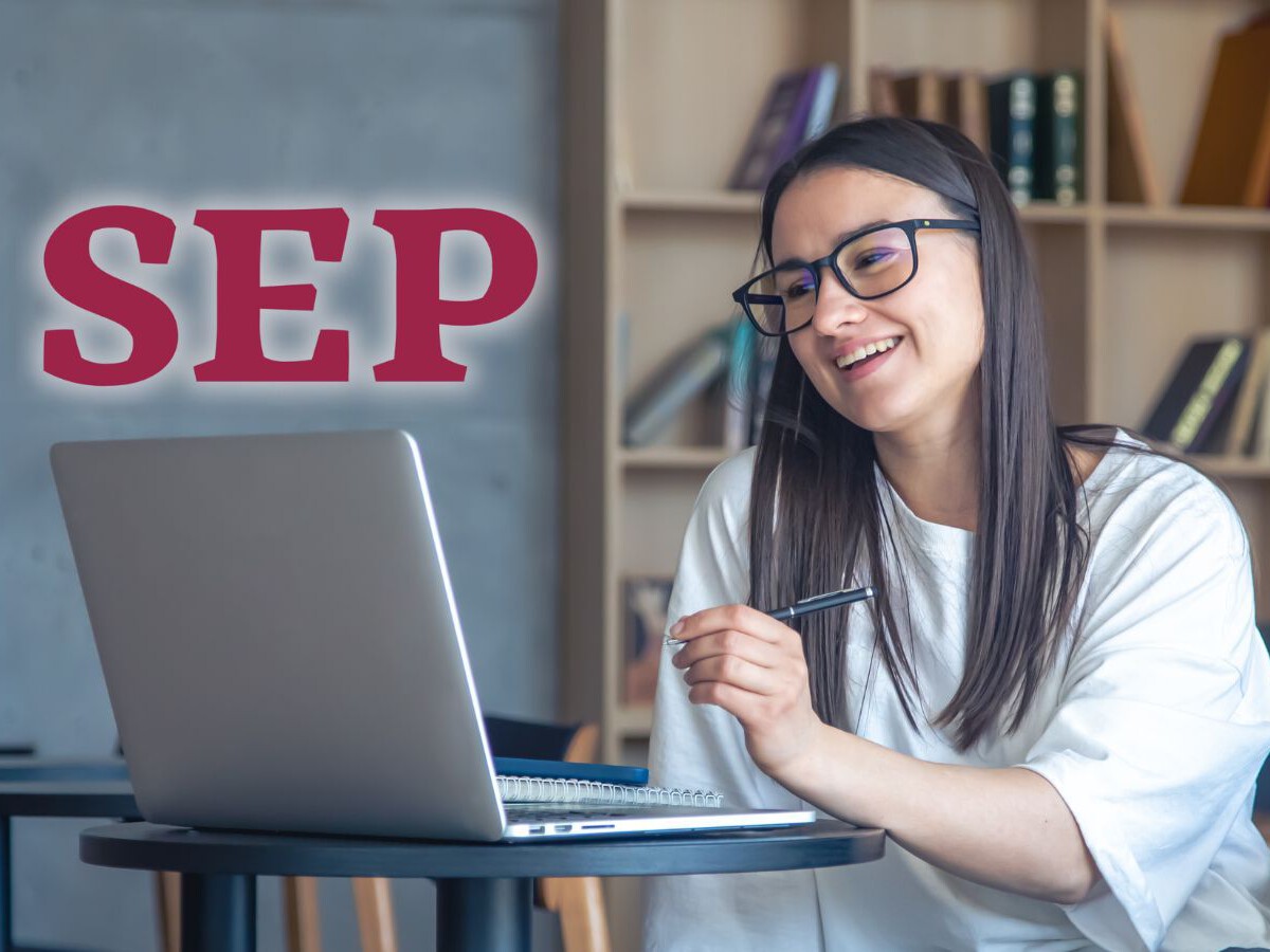 Estudiante utilizando una laptop para acceder a la plataforma de Prepa en Línea SEP.