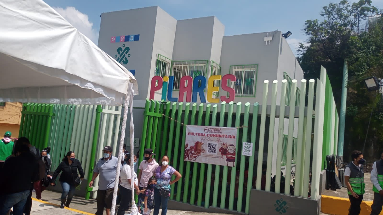 Niños divirtiéndose y aprendiendo en un taller de arte durante los cursos de verano gratis de Pilares en la Ciudad de México.