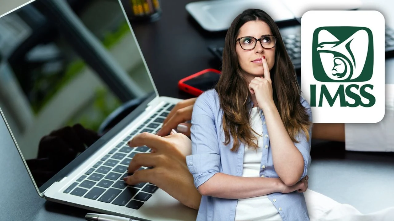 Persona consultando su Número de Seguridad Social (NSS) en su computadora portátil con la tarjeta del IMSS en pantalla.