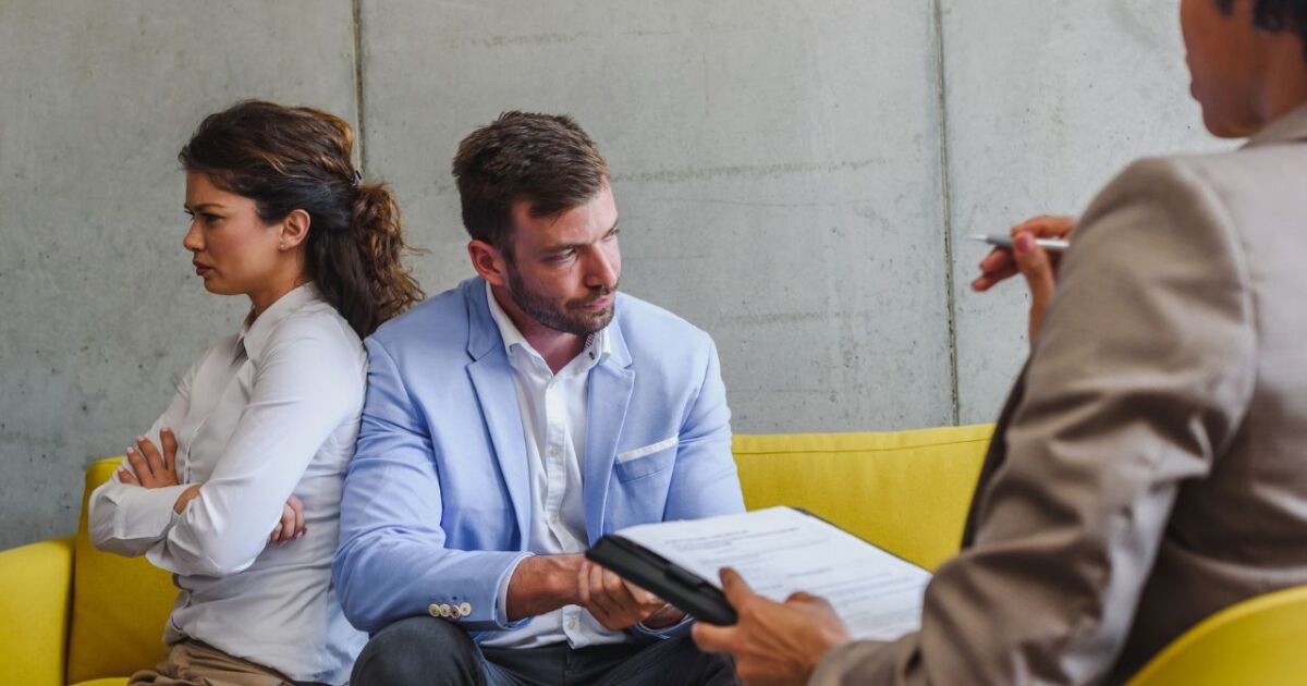 Persona revisando documentos legales de divorcio para realizar el trámite administrativo en línea.