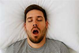 Por qué dormimos con la boca abierta y qué tan peligroso podría ser para la salud